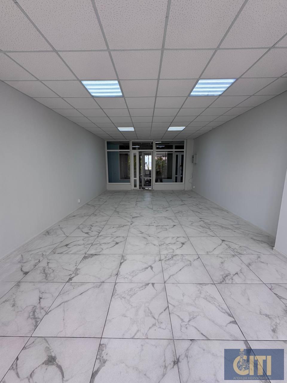 Приміщення у бізнес-центрі по вул. Перемоги, 43 м², на 2-му поверсі.