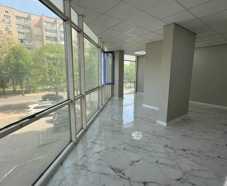 Приміщення у бізнес-центрі по вул. Перемоги, 52 м², простір типу open space на 2-му поверсі.