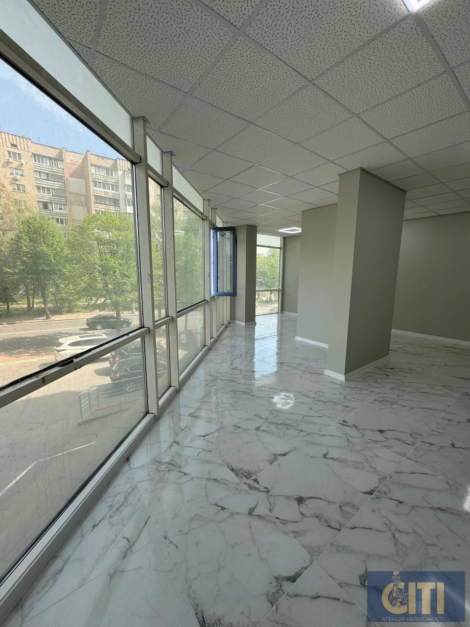 Приміщення у бізнес-центрі по вул. Перемоги, 52 м², простір типу open space на 2-му поверсі.