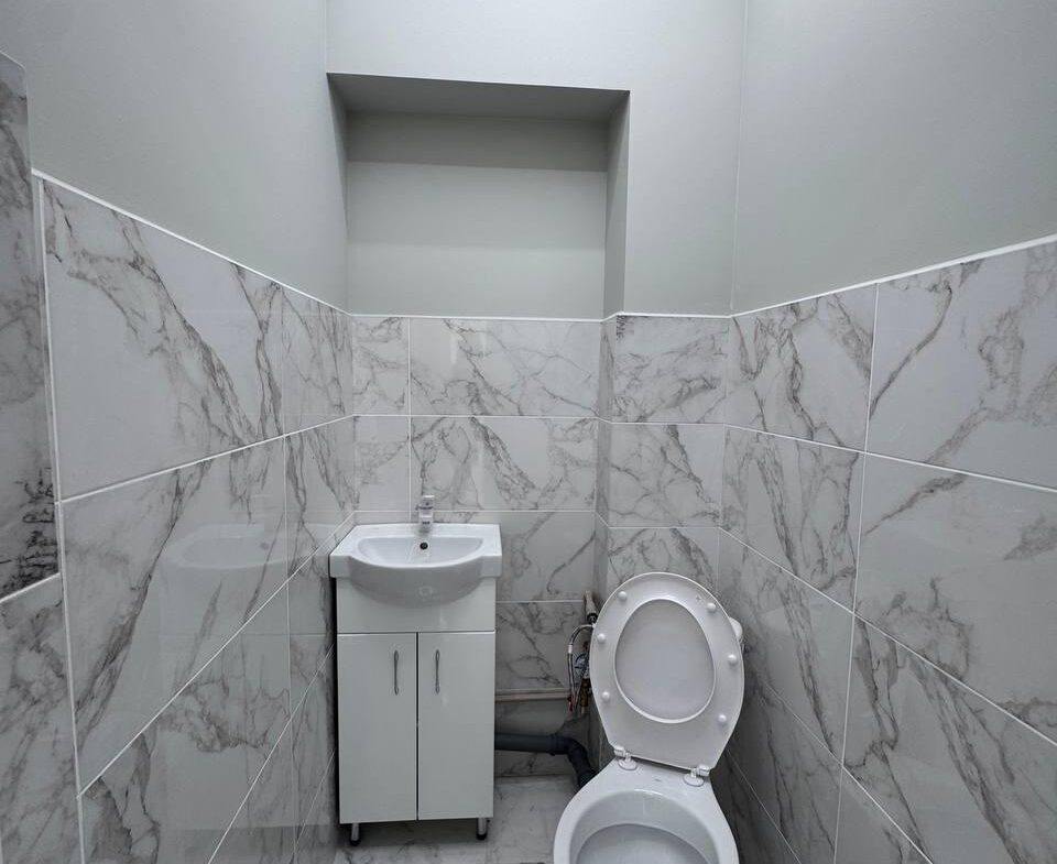 Приміщення у бізнес-центрі по вул. Перемоги, 52 м², простір типу open space на 2-му поверсі.