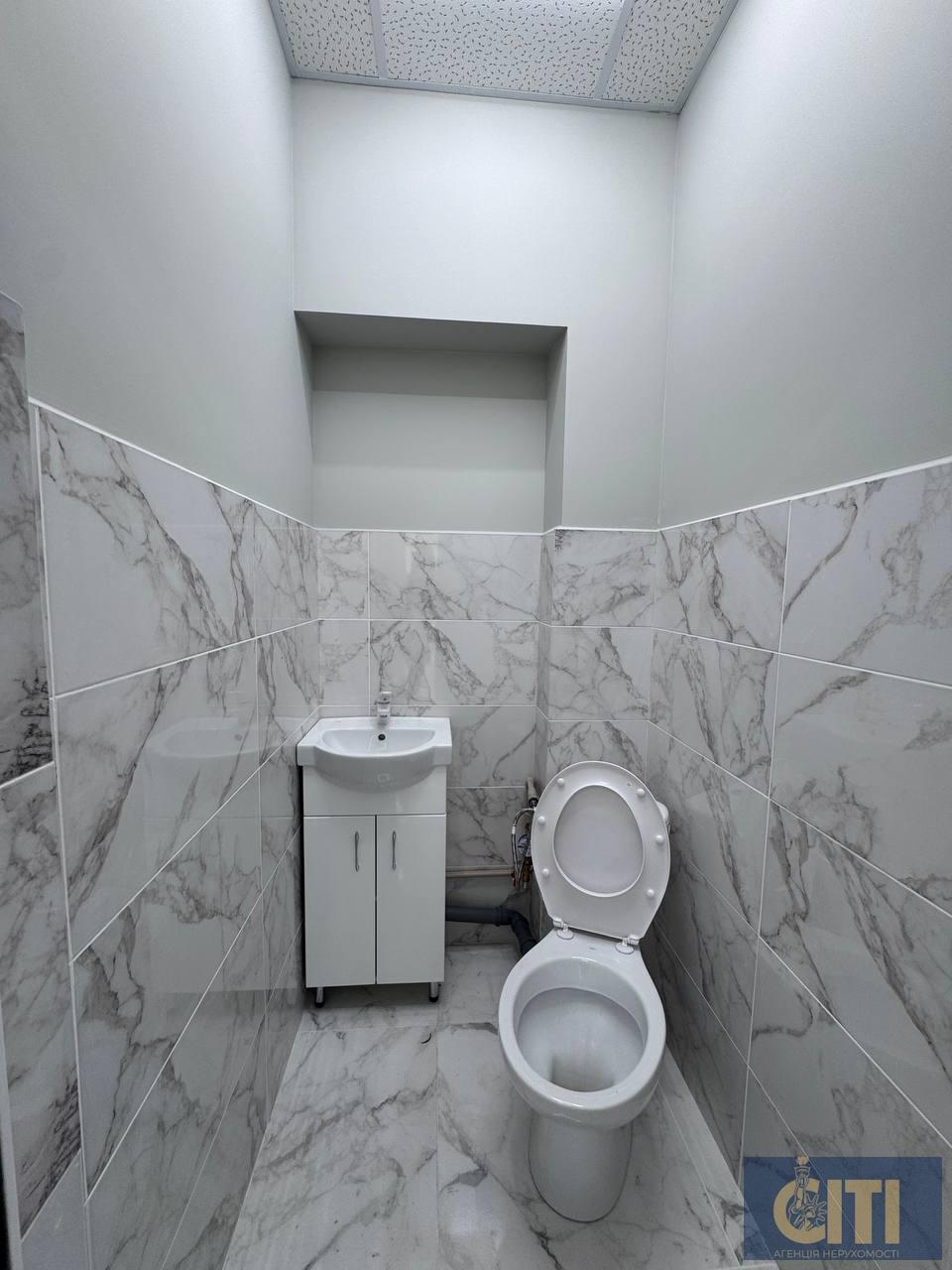 Приміщення у бізнес-центрі по вул. Перемоги, 52 м², простір типу open space на 2-му поверсі. Приміщення у бізнес-центрі по вул. Перемоги, 52 м², простір типу open space на 2-му поверсі.