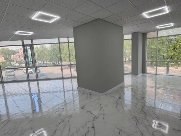 Приміщення у бізнес-центрі по вул. Перемоги, 52 м², простір типу open space на 2-му поверсі.