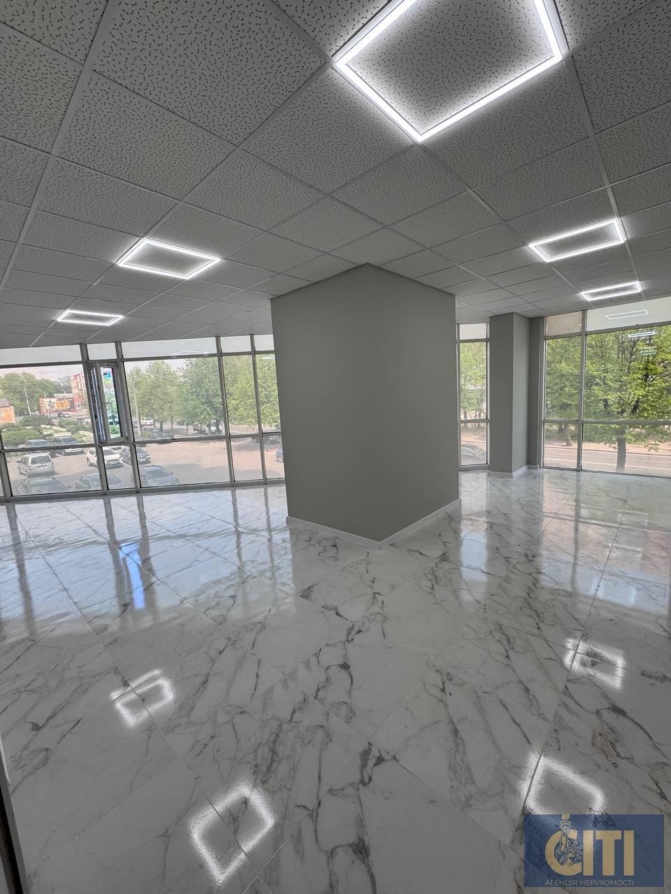 Приміщення у бізнес-центрі по вул. Перемоги, 52 м², простір типу open space на 2-му поверсі.