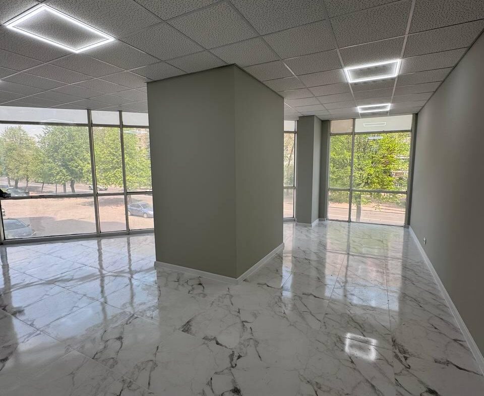 Приміщення у бізнес-центрі по вул. Перемоги, 52 м², простір типу open space на 2-му поверсі.
