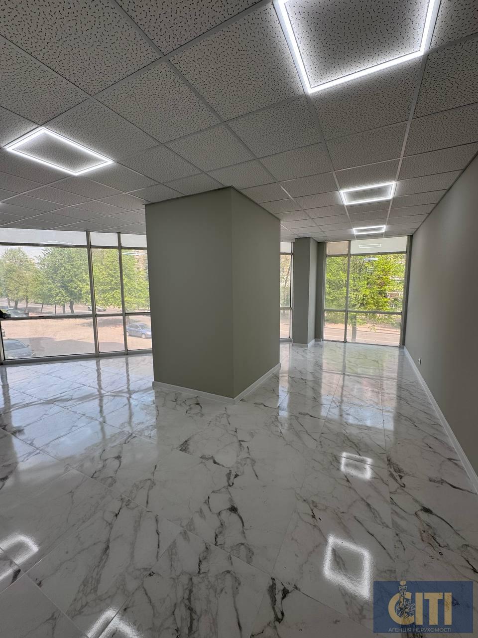 Приміщення у бізнес-центрі по вул. Перемоги, 52 м², простір типу open space на 2-му поверсі.