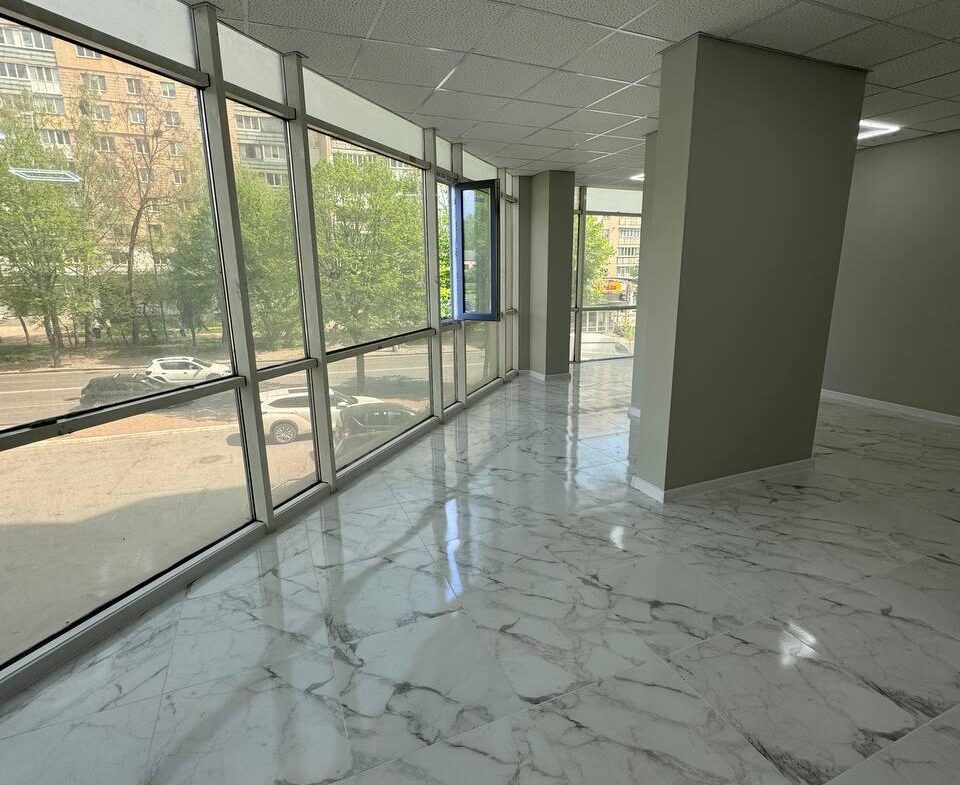 Приміщення у бізнес-центрі по вул. Перемоги, 52 м², простір типу open space на 2-му поверсі.