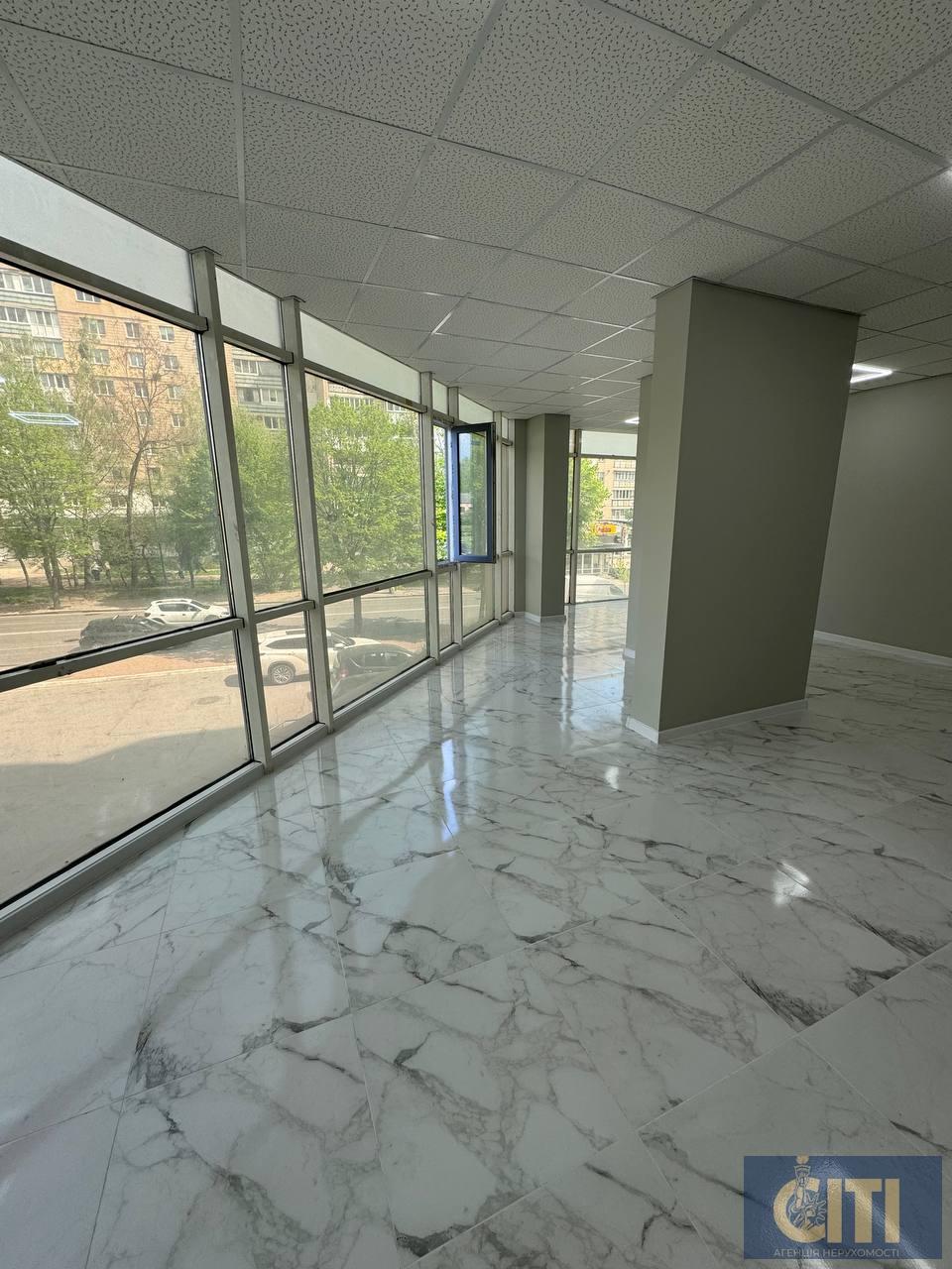 Приміщення у бізнес-центрі по вул. Перемоги, 52 м², простір типу open space на 2-му поверсі.