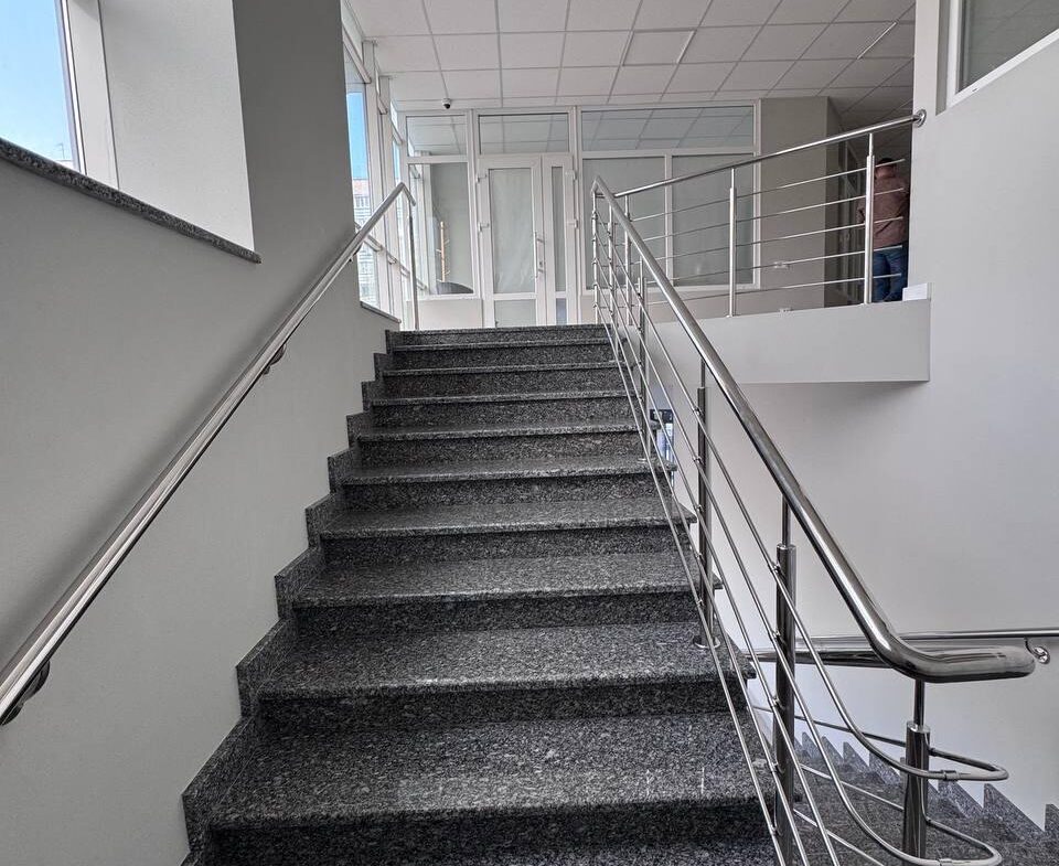 Приміщення у бізнес-центрі по вул. Перемоги, 80 м², простір типу open space на 2-му поверсі.