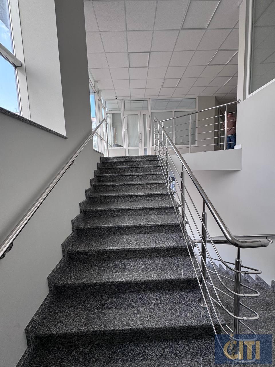 Приміщення у бізнес-центрі по вул. Перемоги, 80 м², простір типу open space на 2-му поверсі.