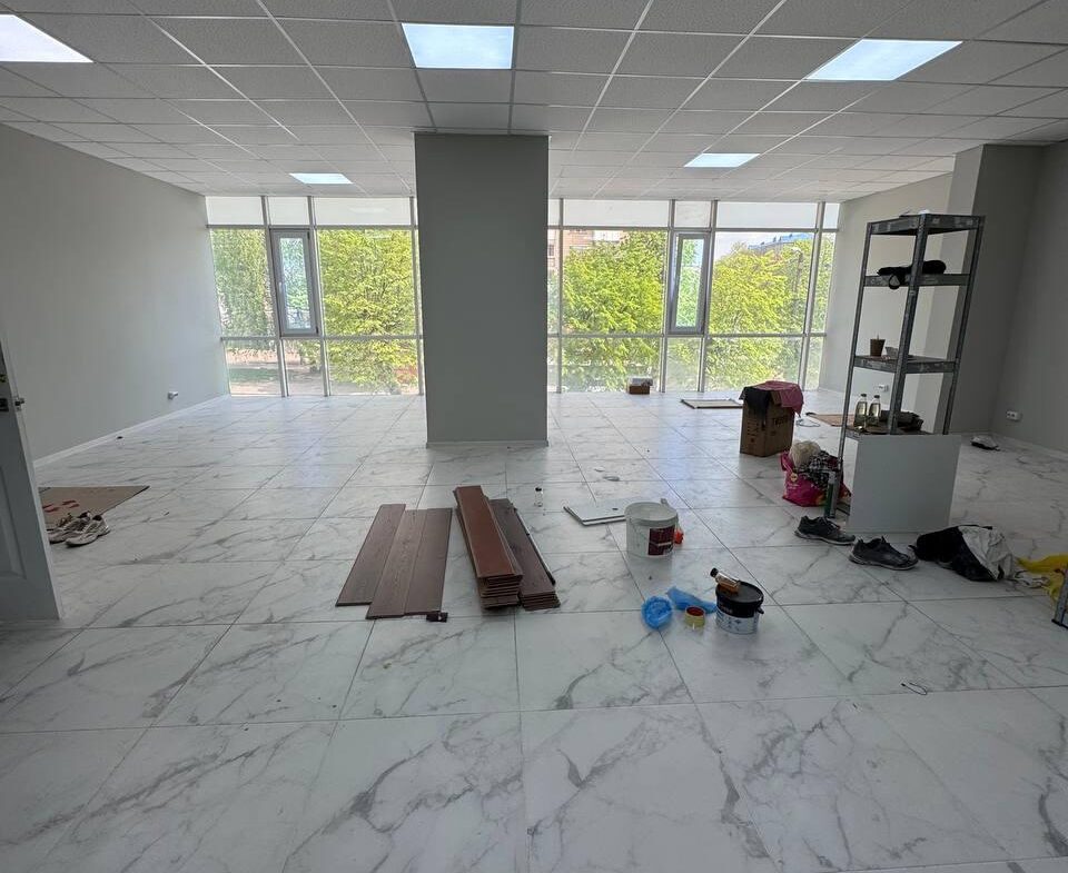 Приміщення у бізнес-центрі по вул. Перемоги, 80 м², простір типу open space на 2-му поверсі.