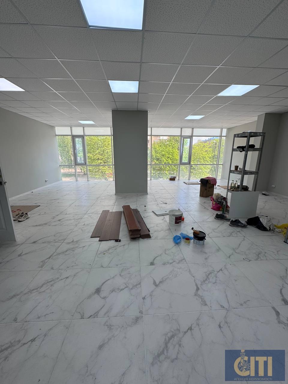 Приміщення у бізнес-центрі по вул. Перемоги, 80 м², простір типу open space на 2-му поверсі.