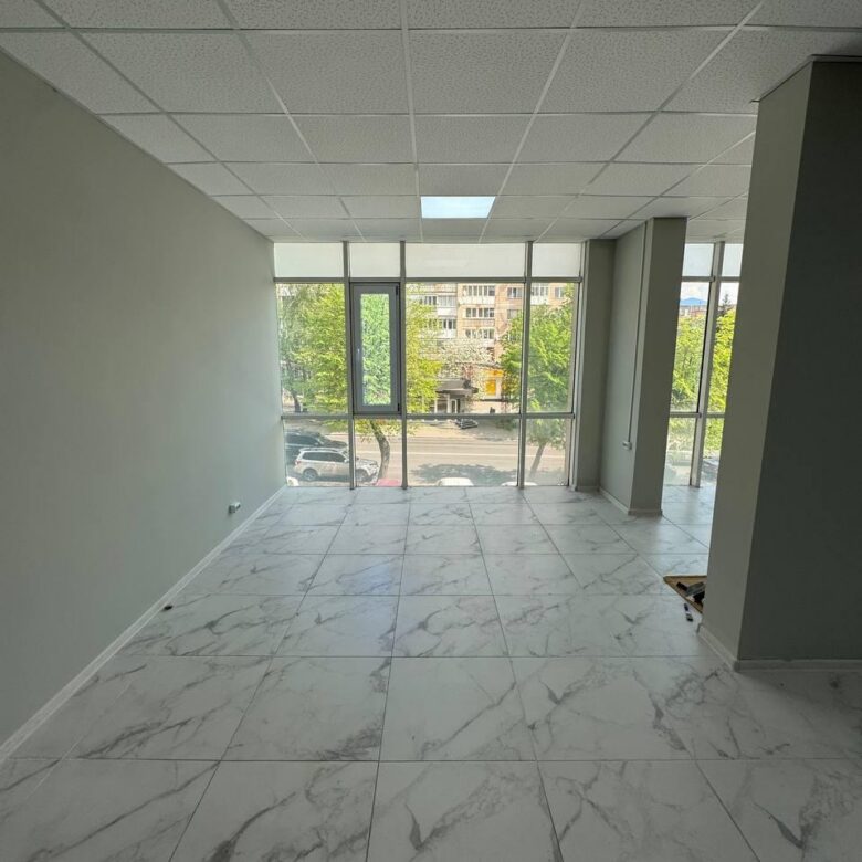 Приміщення у бізнес-центрі по вул. Перемоги, 80 м², простір типу open space на 2-му поверсі.