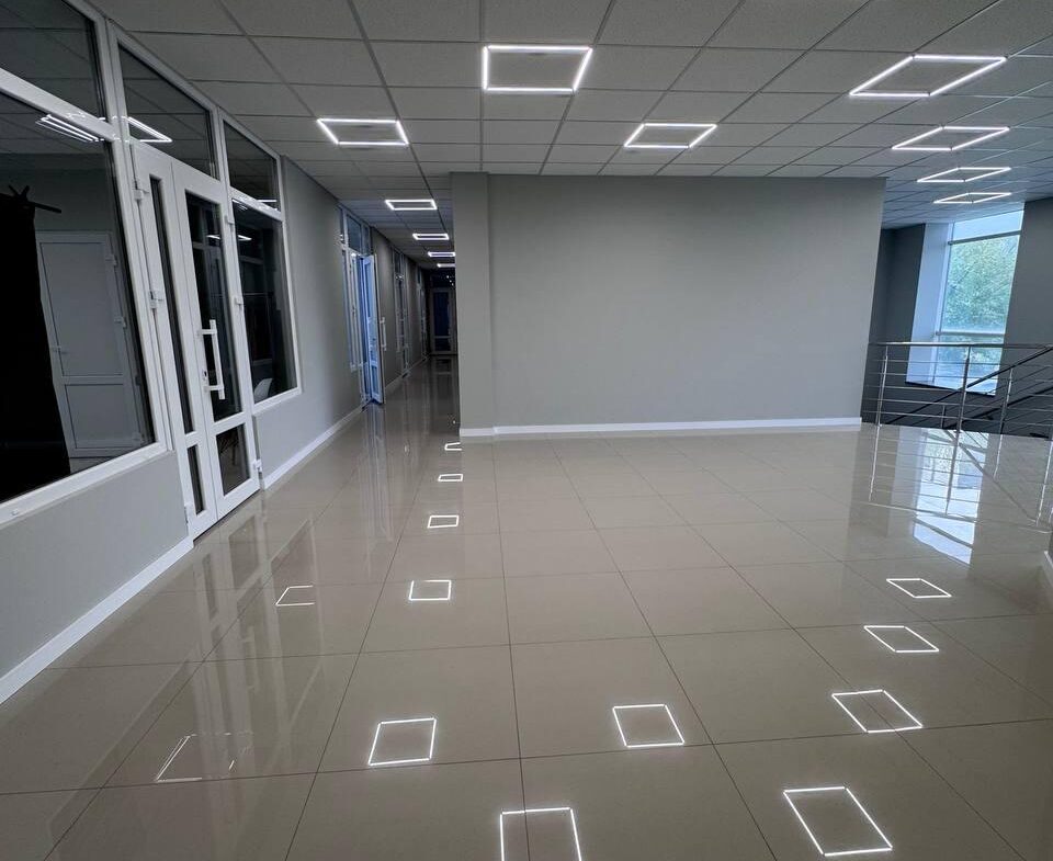 Приміщення у бізнес-центрі по вул. Перемоги, 80 м², простір типу open space на 2-му поверсі.