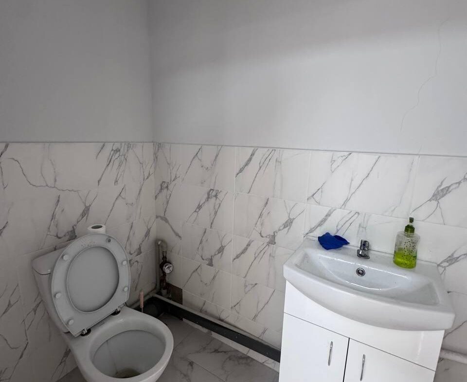 Приміщення у бізнес-центрі по вул. Перемоги, 80 м², простір типу open space на 2-му поверсі.