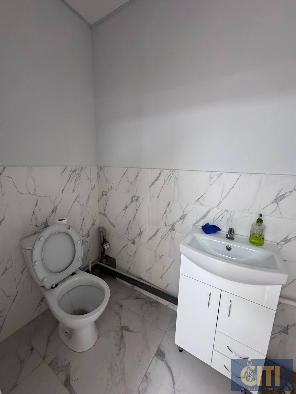 Приміщення у бізнес-центрі по вул. Перемоги, 80 м², простір типу open space на 2-му поверсі.