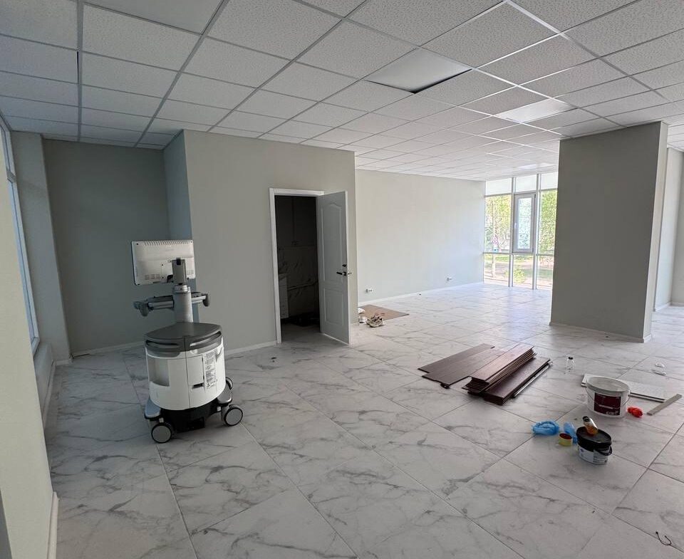 Приміщення у бізнес-центрі по вул. Перемоги, 80 м², простір типу open space на 2-му поверсі.