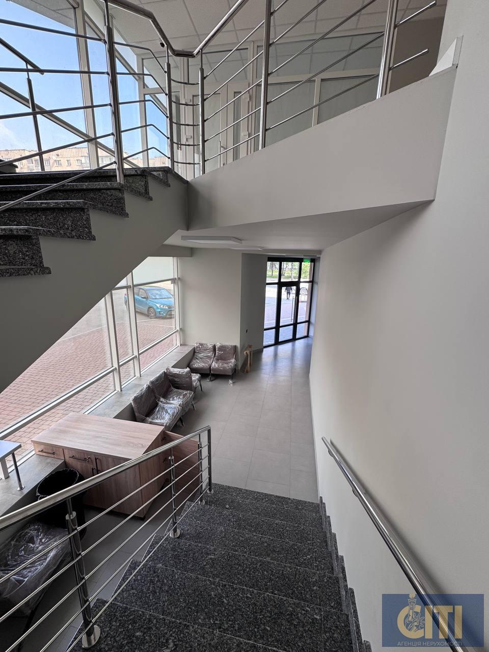 Приміщення у бізнес-центрі по вул. Перемоги, 80 м², простір типу open space на 2-му поверсі.