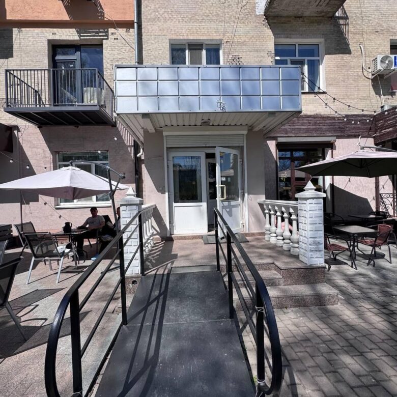 Приміщення у самому центрі міста — Небесної Сотні/Лятошинського, 57 м².