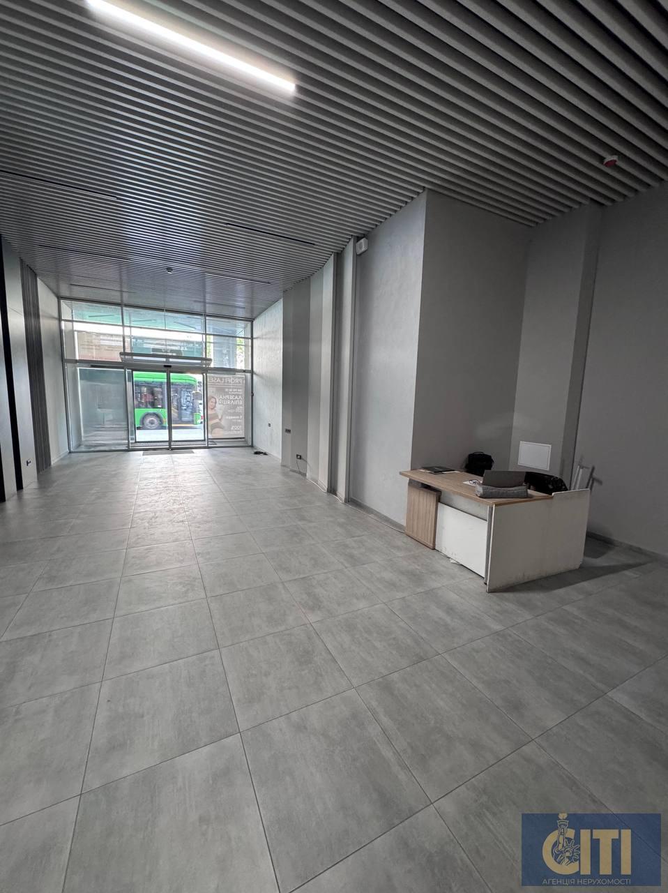 Приміщення в сучасному бізнес-центрі по вул. Київська, 50 м², на 3-му поверсі