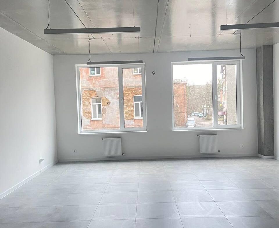 Приміщення в сучасному бізнес-центрі по вул. Київська, 50 м², на 3-му поверсі