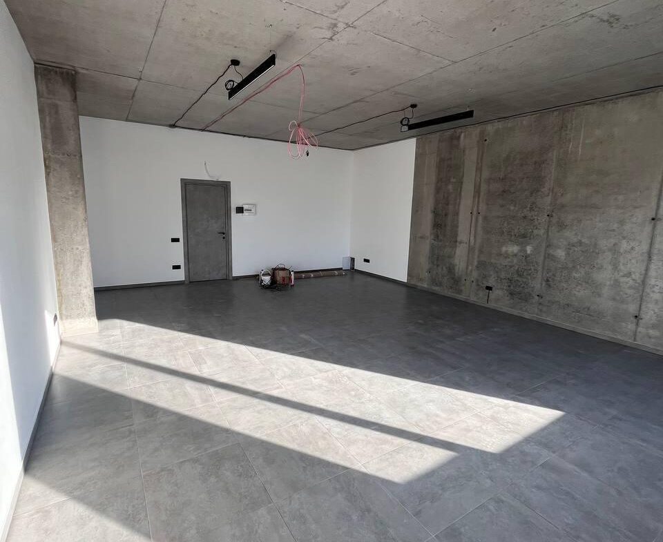 Приміщення в сучасному бізнес-центрі по вул. Київська, 50 м², на 3-му поверсі