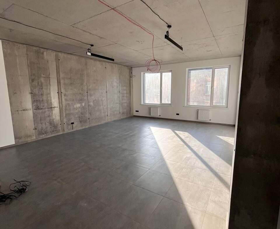 Приміщення в сучасному бізнес-центрі по вул. Київська, 50 м², на 3-му поверсі