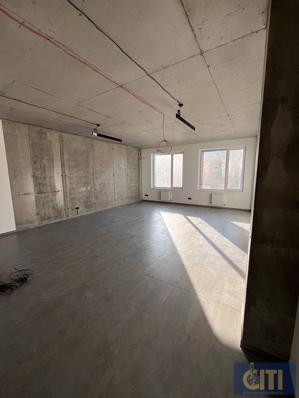 Приміщення в сучасному бізнес-центрі по вул. Київська, 50 м², на 3-му поверсі