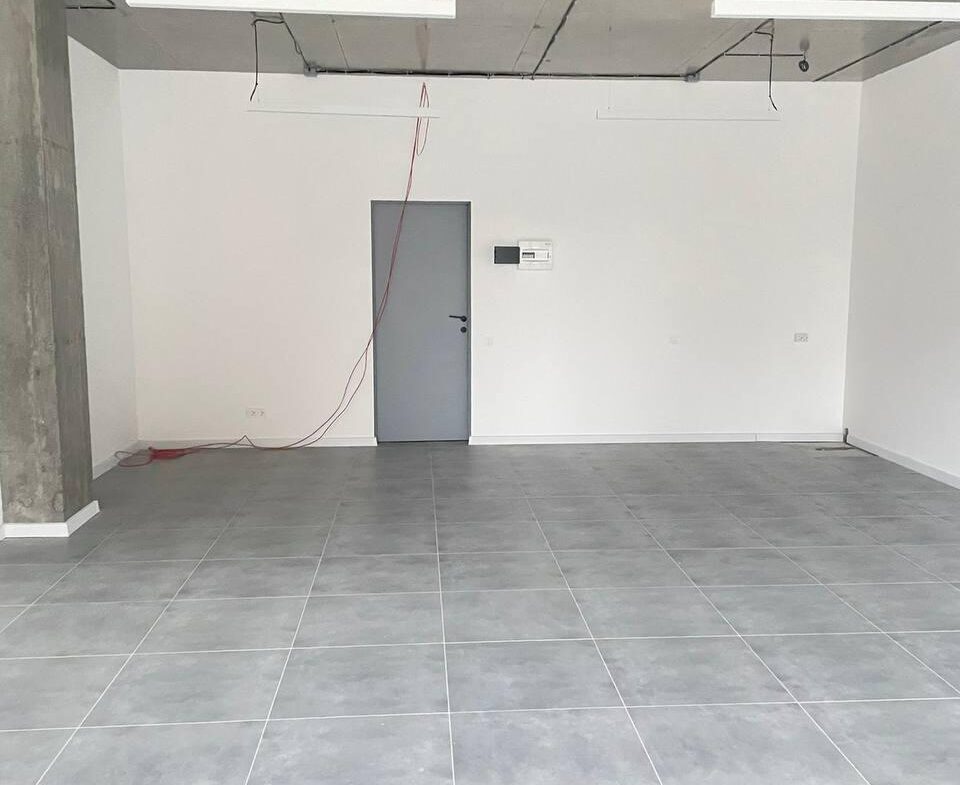 Приміщення в сучасному бізнес-центрі по вул. Київська, 50 м², на 3-му поверсі