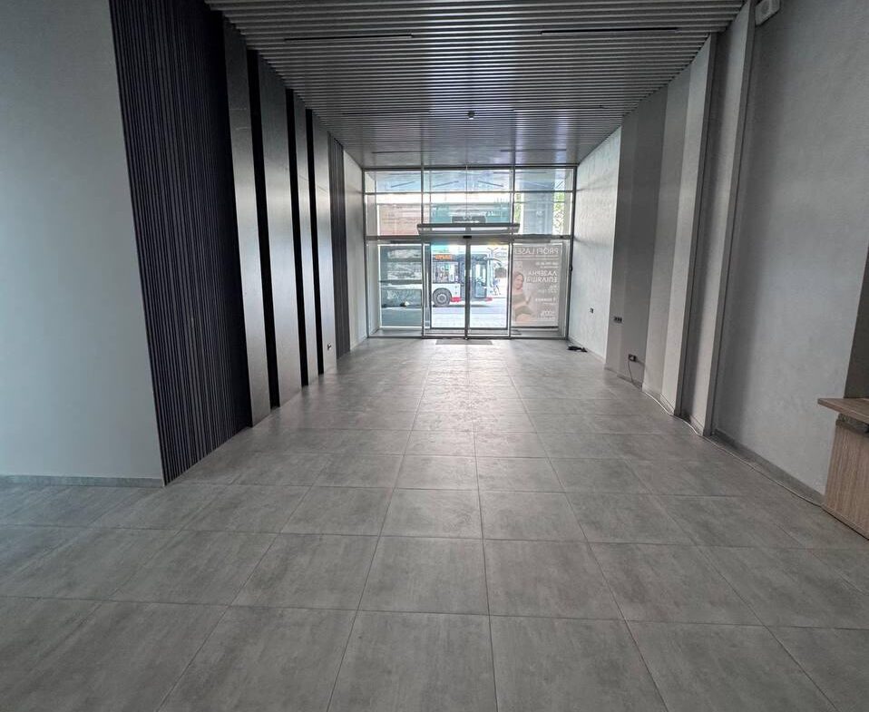 Приміщення в сучасному бізнес-центрі по вул. Київська, 50 м², на 3-му поверсі