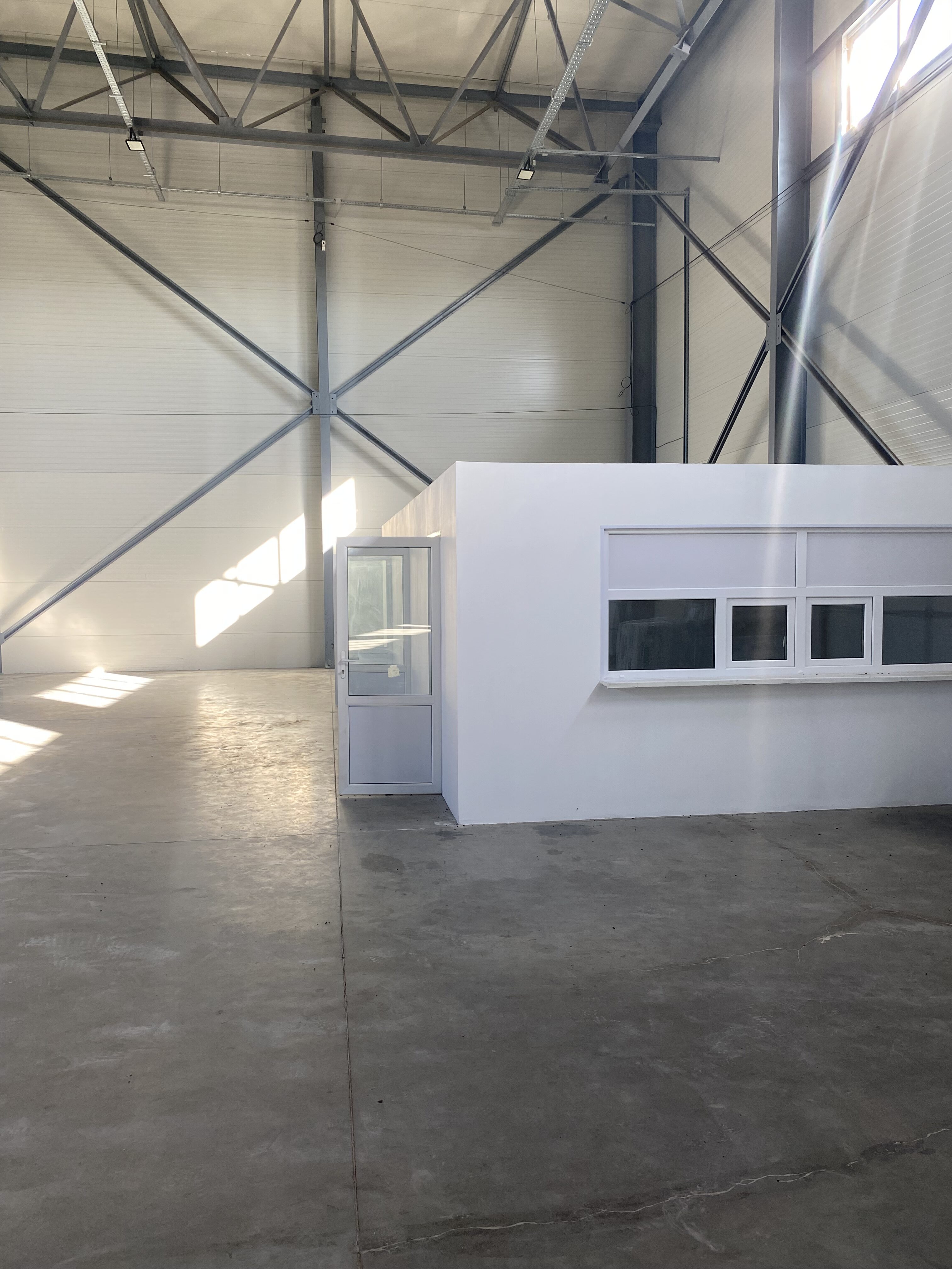 Сдаются в аренду новые современные складские помещения общей площадью 3827 кв.м Здаються в оренду нові сучасні складські приміщення загальною площею 3827 кв.м.