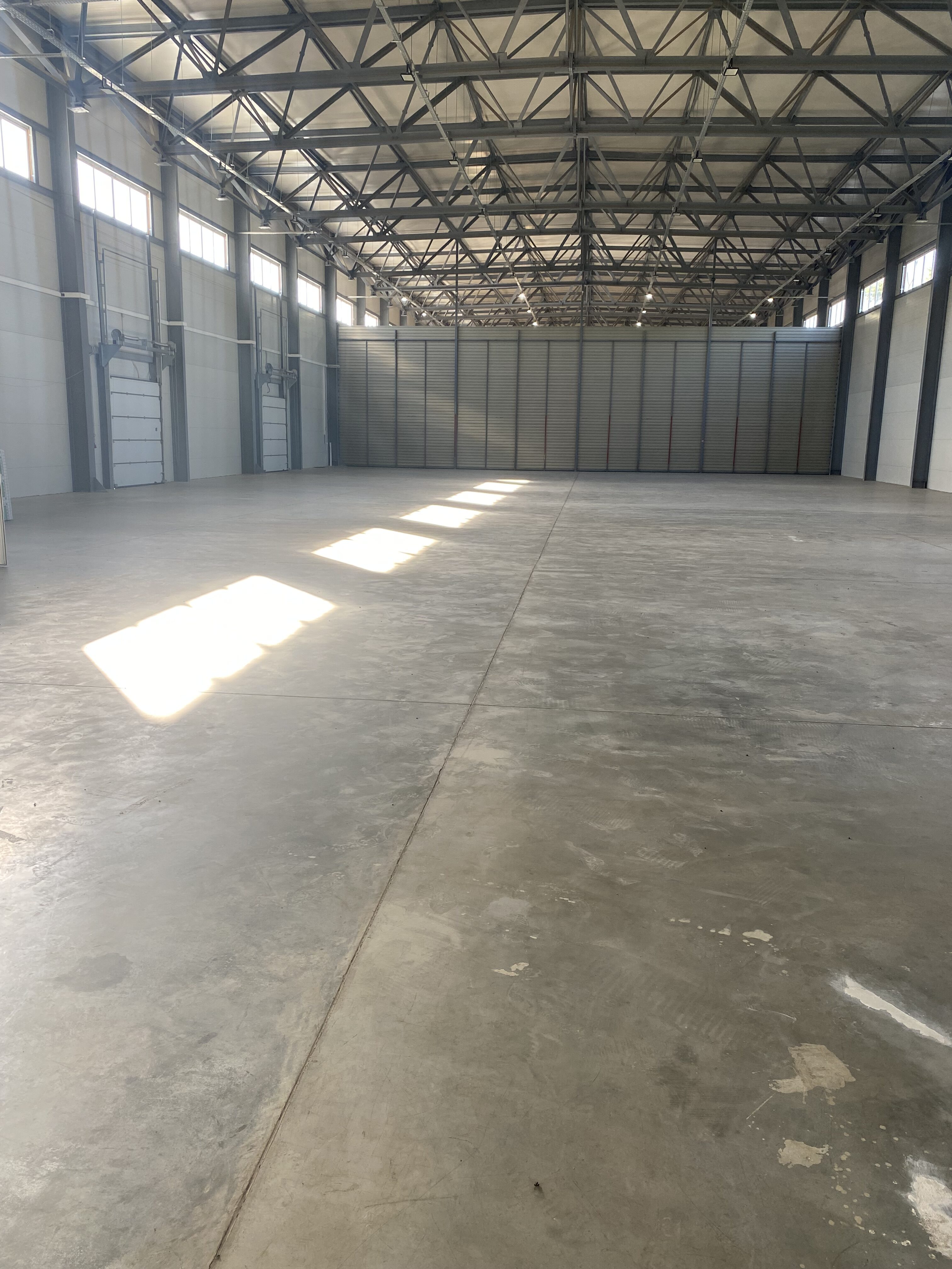 Здаються в оренду нові сучасні складські приміщення загальною площею 3827 кв.м.