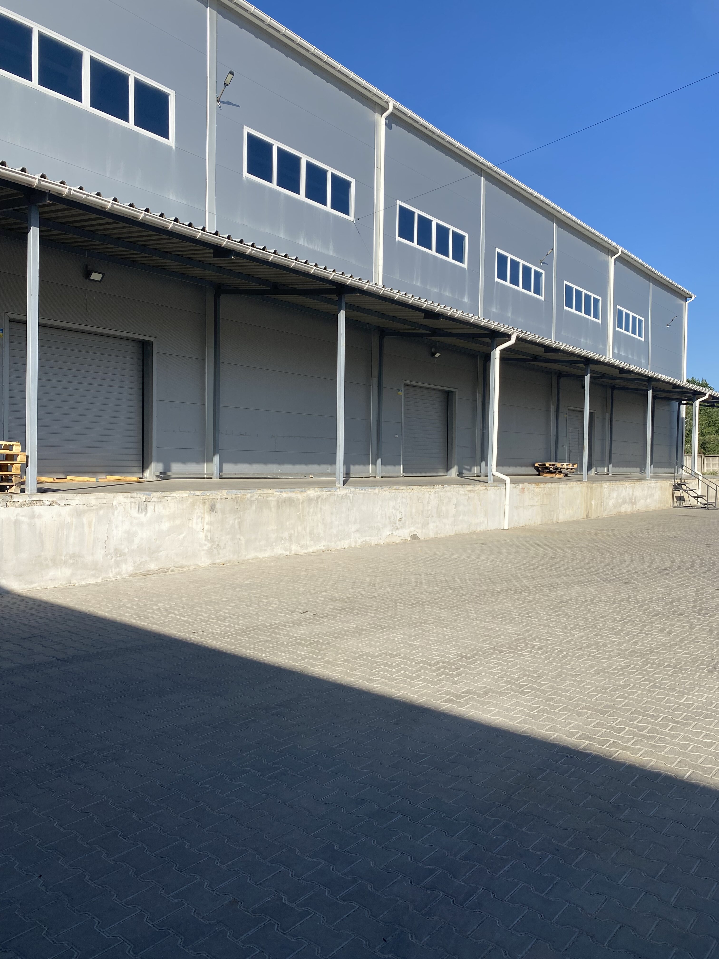 Сдаются в аренду новые современные складские помещения общей площадью 3827 кв.м Здаються в оренду нові сучасні складські приміщення загальною площею 3827 кв.м.