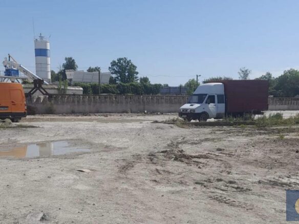 Оренда майданчика з бетонним покриттям та залізничними коліями в місті Звягель