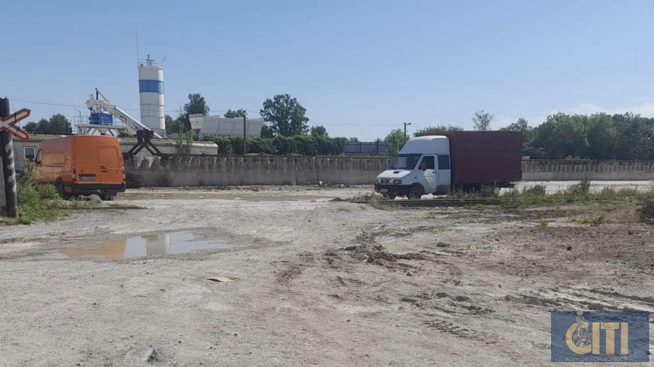 Оренда майданчика з бетонним покриттям та залізничними коліями в місті Звягель