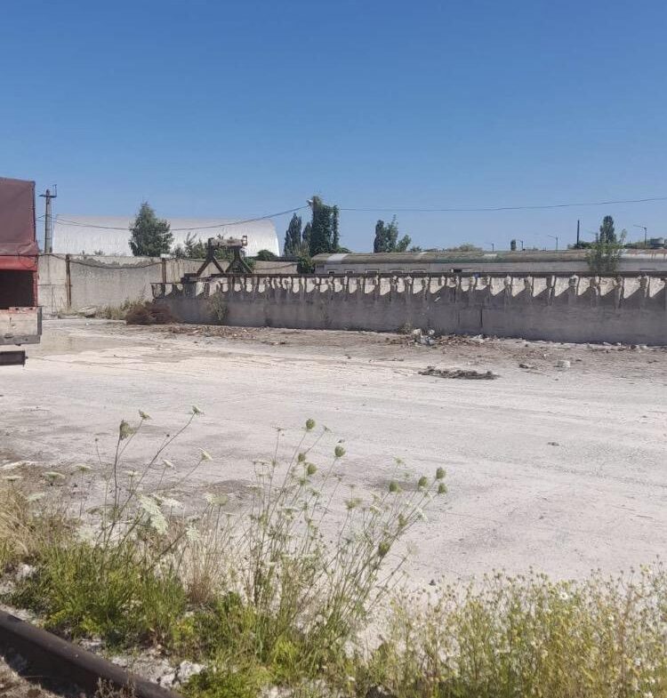 Оренда майданчика з бетонним покриттям та залізничними коліями в місті Звягель