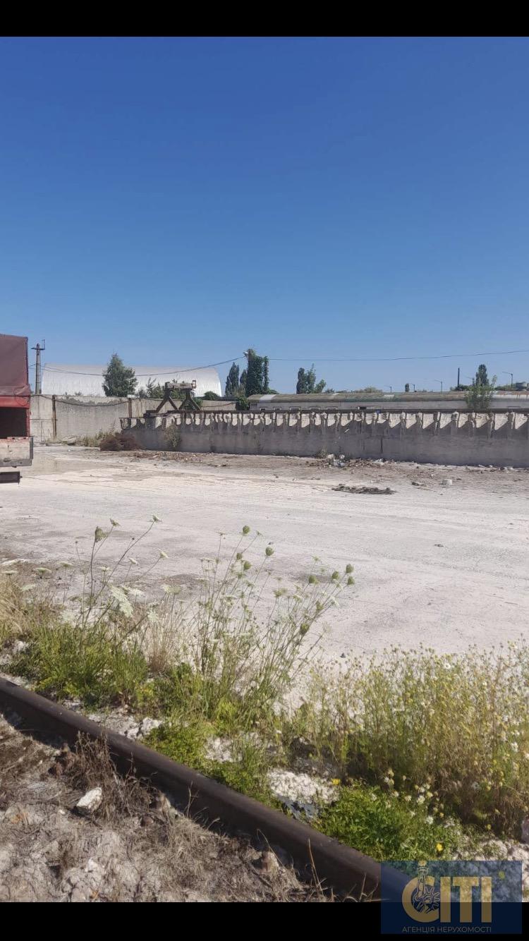 Оренда майданчика з бетонним покриттям та залізничними коліями в місті Звягель