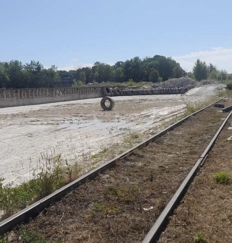 Оренда майданчика з бетонним покриттям та залізничними коліями в місті Звягель