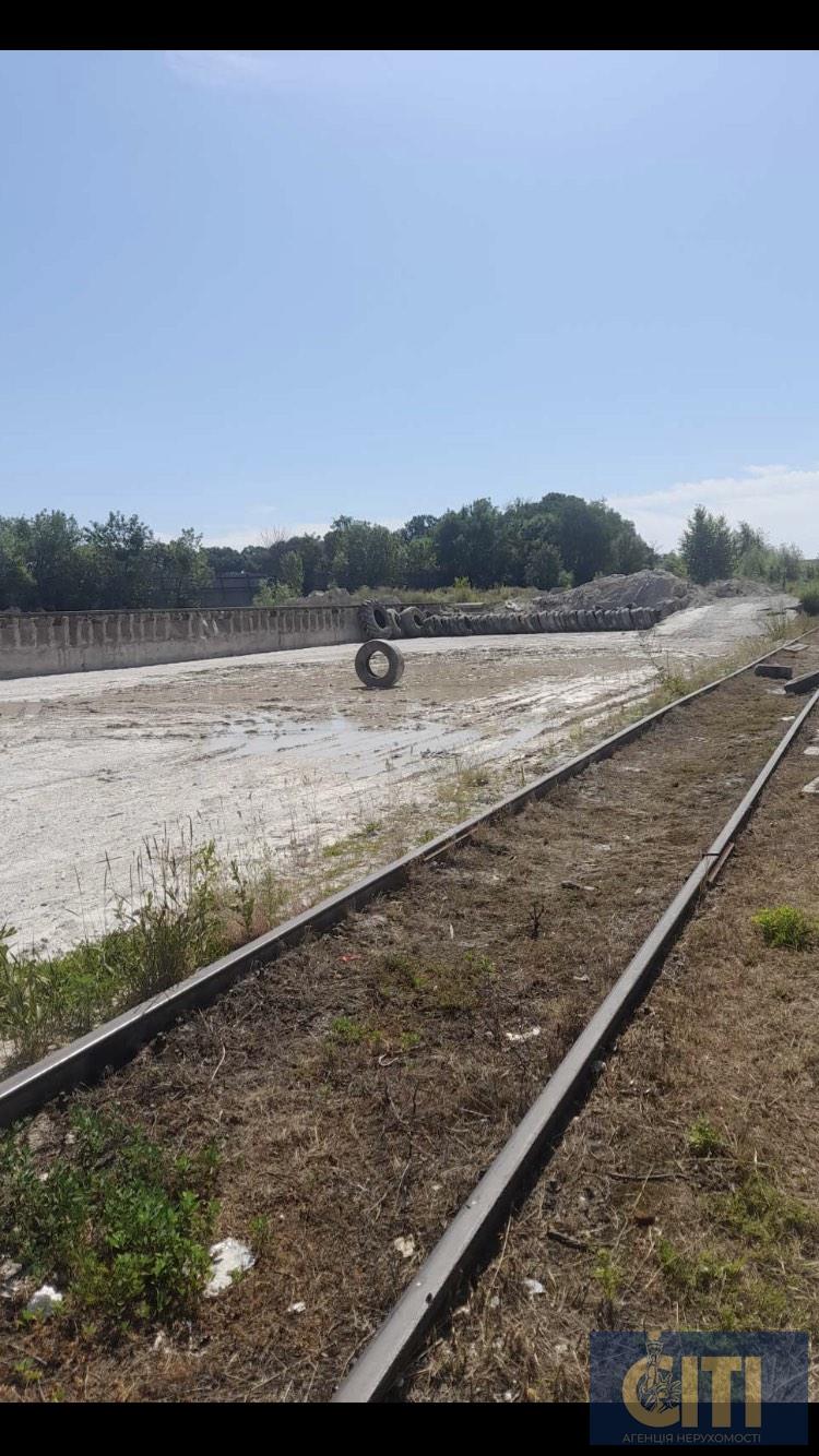 Оренда майданчика з бетонним покриттям та залізничними коліями в місті Звягель