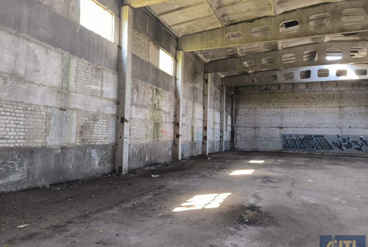 Земельна ділянка 2,7 Га + приміщення 800 кв.м. у Станишівці