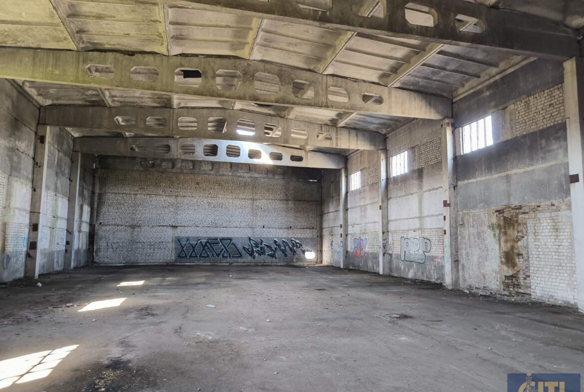 Земельна ділянка 2,7 Га + приміщення 800 кв.м. у Станишівці