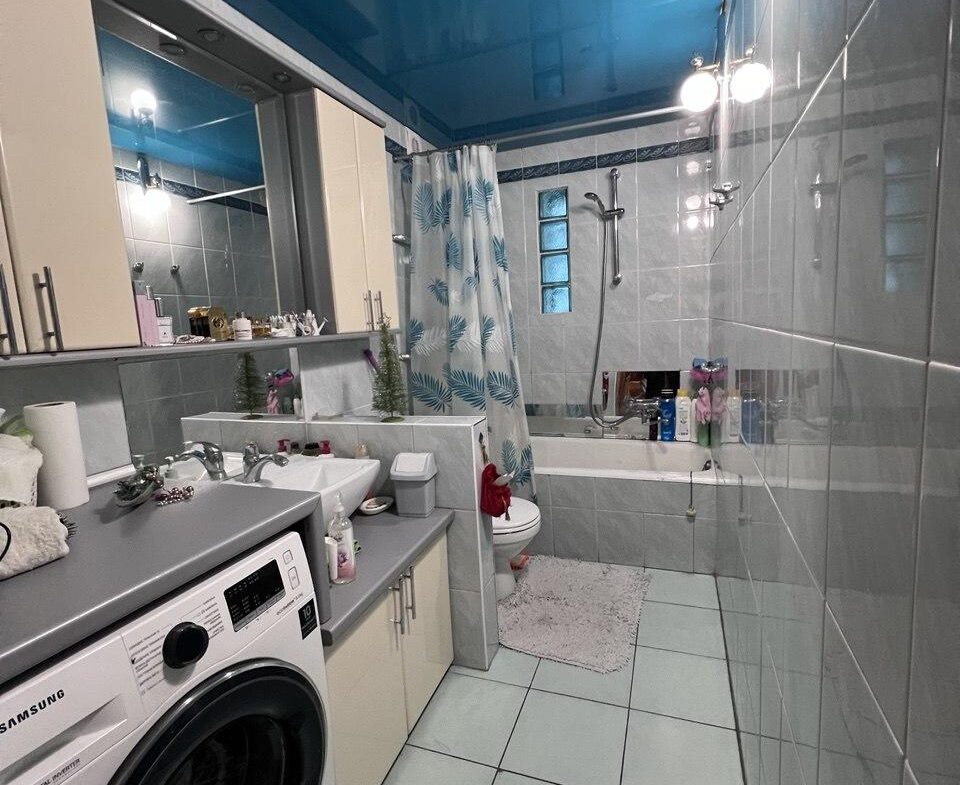 Продаж приміщення, перший поверх з окремим входом. Фасад. Бульвар!