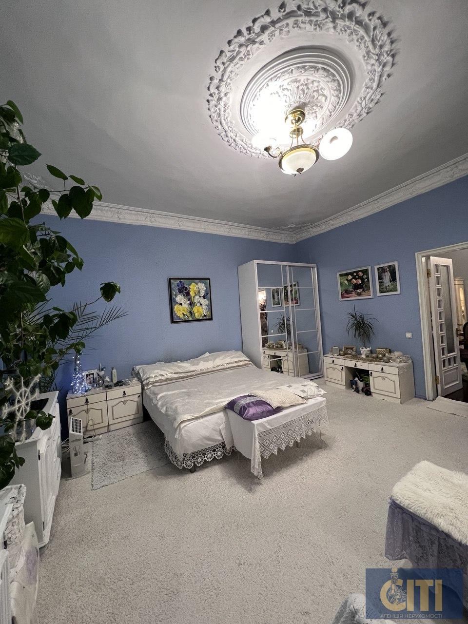 Продаж приміщення, перший поверх з окремим входом. Фасад. Бульвар!