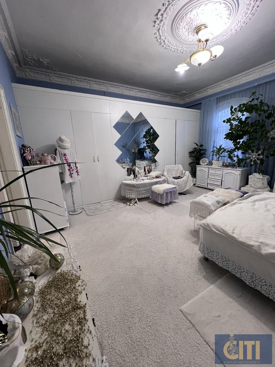 Продаж приміщення, перший поверх з окремим входом. Фасад. Бульвар!