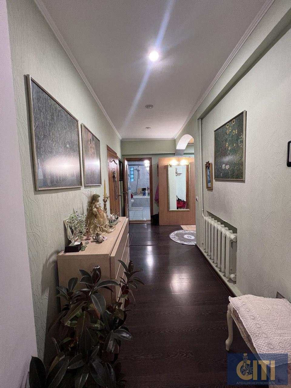 Продаж приміщення, перший поверх з окремим входом. Фасад. Бульвар!