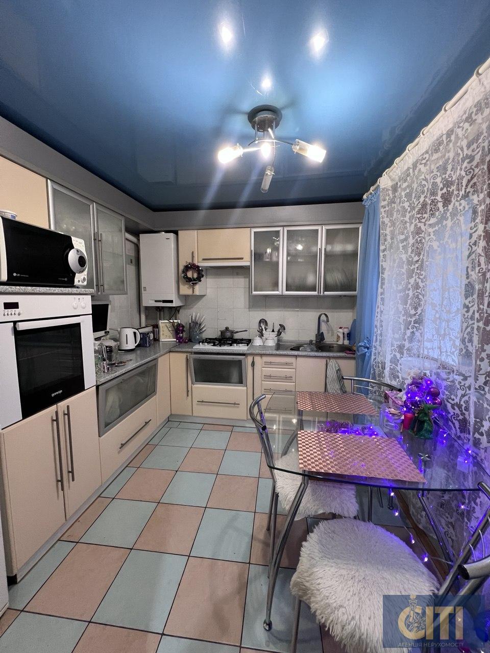 Продаж приміщення, перший поверх з окремим входом. Фасад. Бульвар!