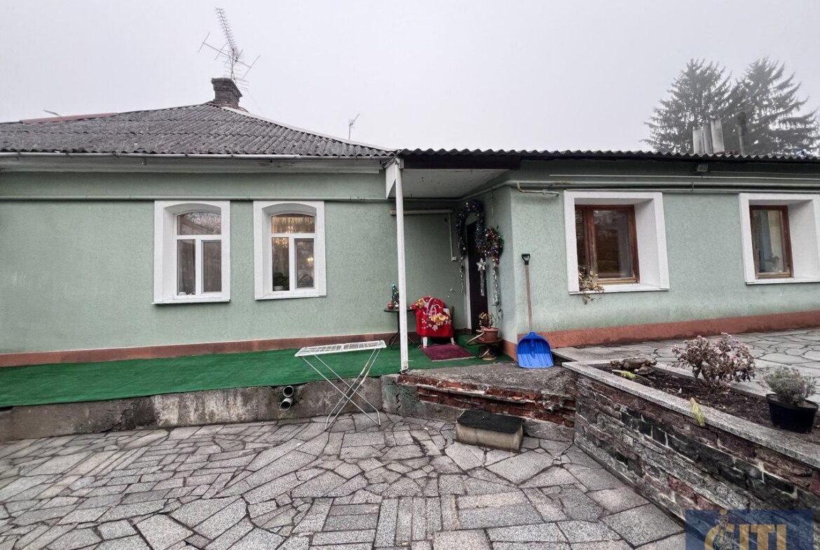 Продаж приміщення, перший поверх з окремим входом. Фасад. Бульвар!