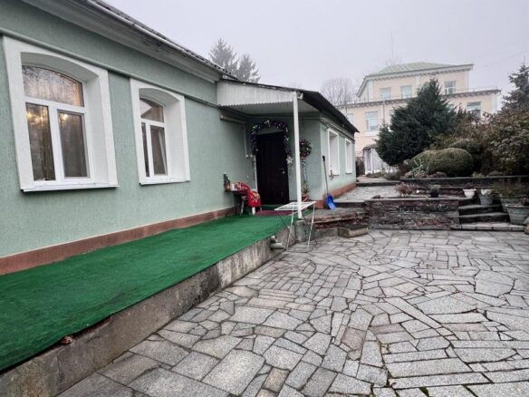 Продаж приміщення, перший поверх з окремим входом. Фасад. Бульвар!