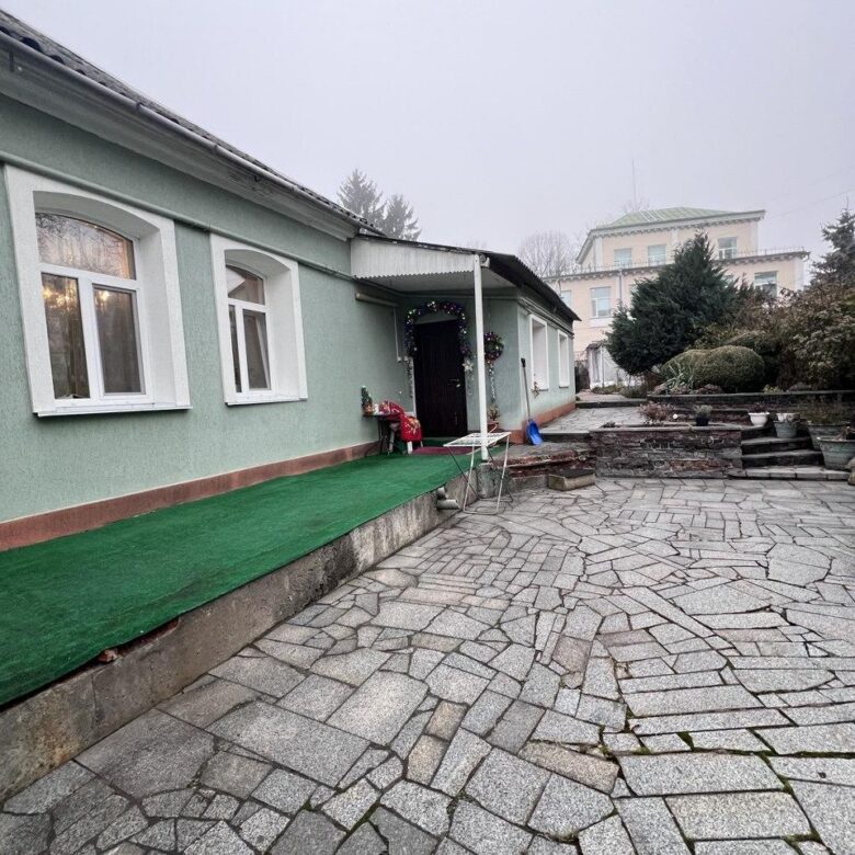 Продаж приміщення, перший поверх з окремим входом. Фасад. Бульвар!