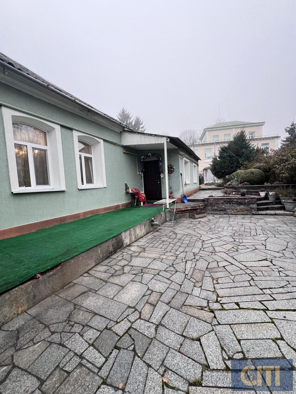 Продаж приміщення, перший поверх з окремим входом. Фасад. Бульвар!