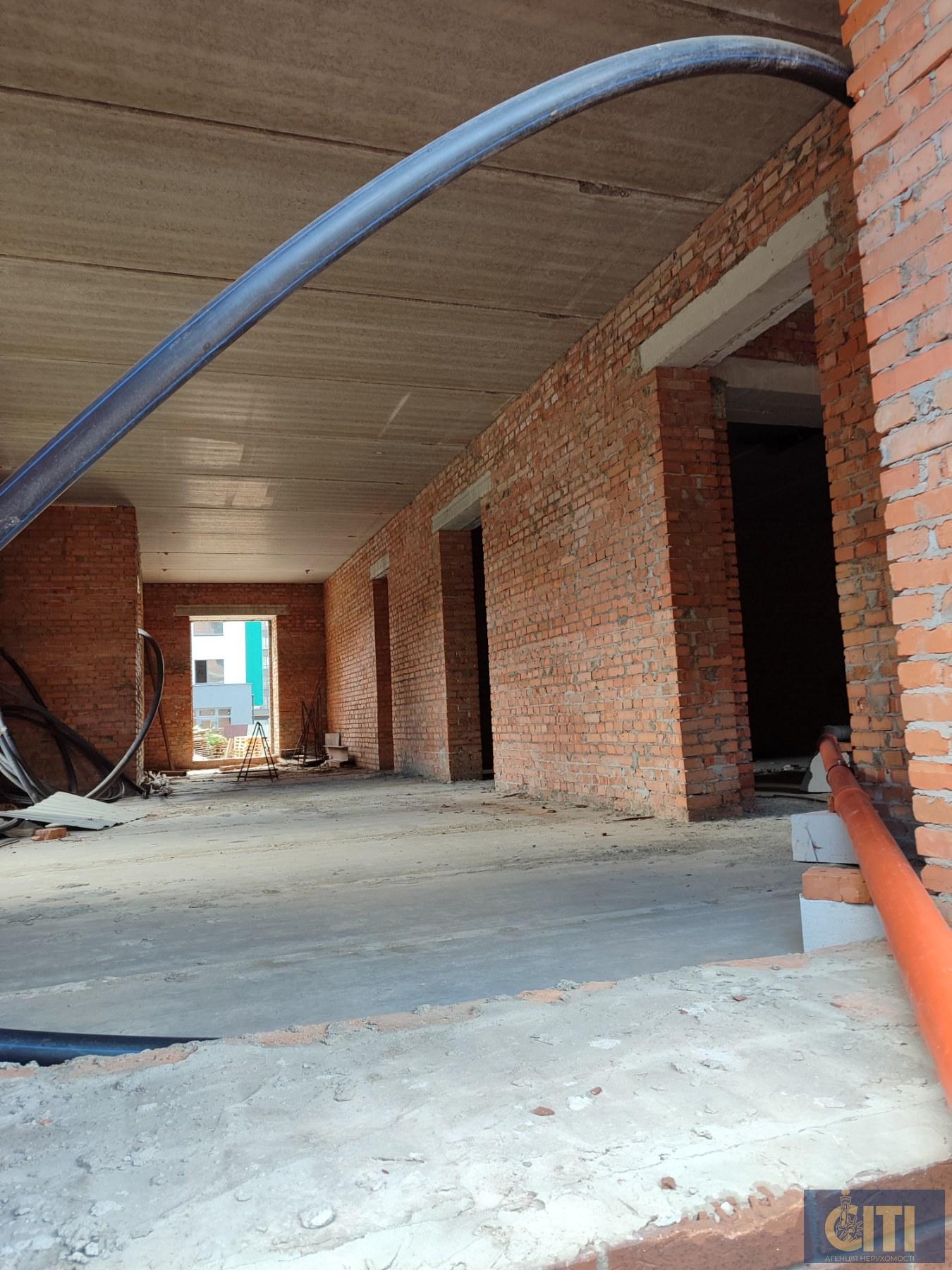 Фасадне приміщення, 170 кв.м у районі Малинського ринку